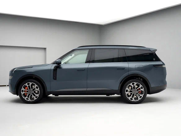 Антихром без рейлингов на крыше Lynk & CO 900